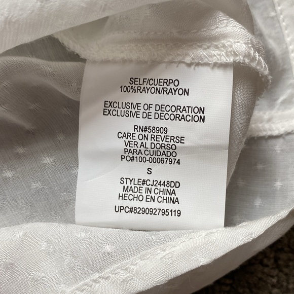 Women’s sleeveless, lightweight blouse with fun front detailing. Size small. New - Picture 4 of 7